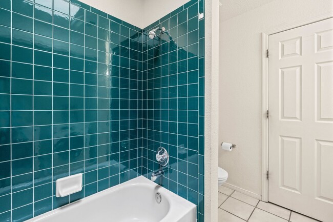 Building Photo - Foot Hills ! 2 bed/2 Bath home boasts beautiful views of the Mountains and the Lights of Albuquer...