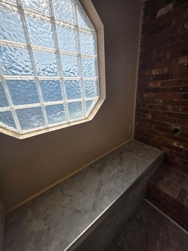 Building Photo - Newly Renovated Stunning Home