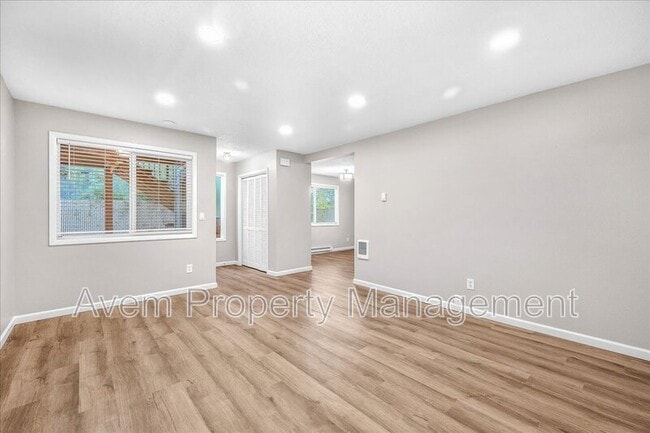 Building Photo - 4909 SE 71st Ave