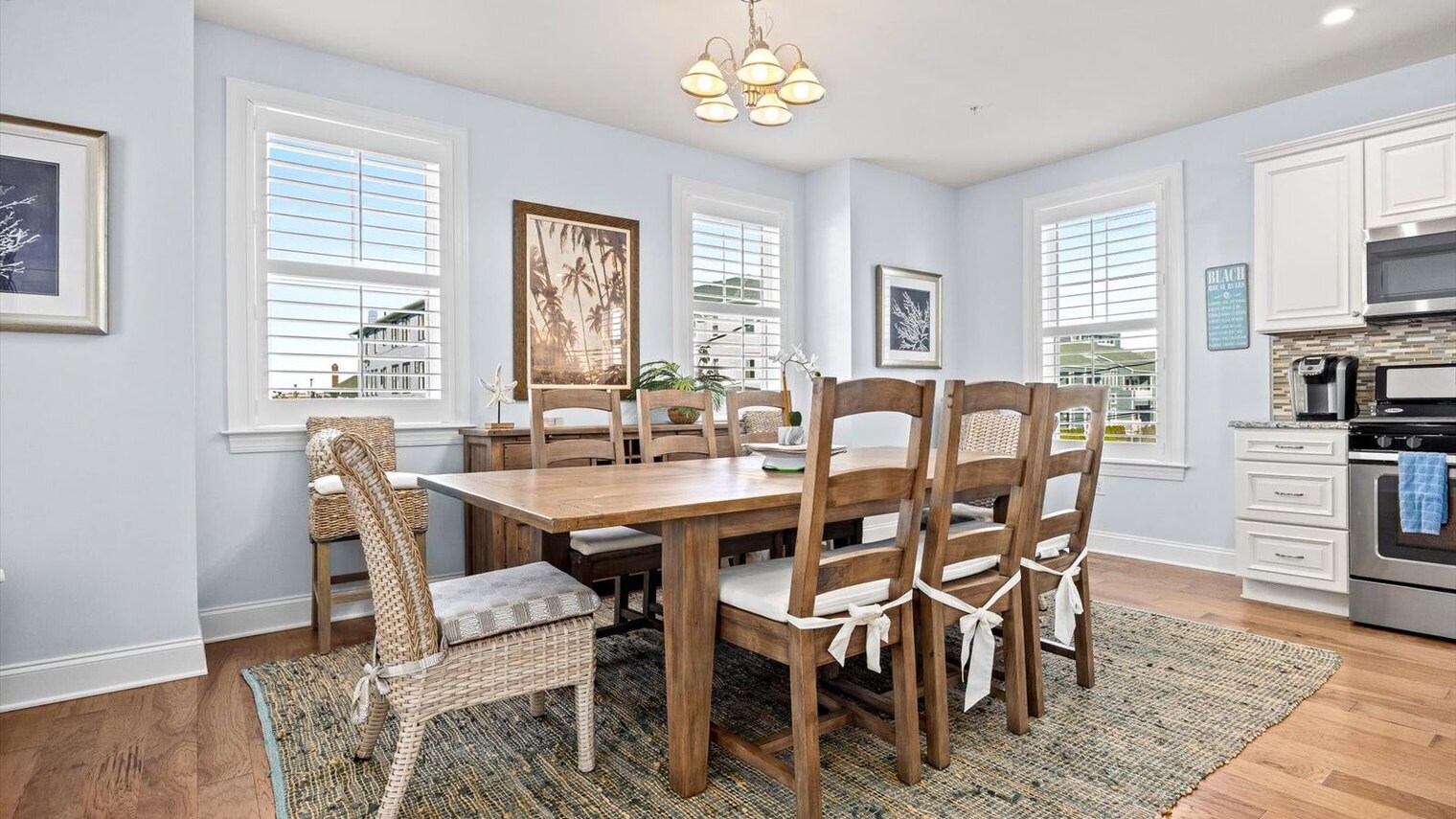 Building Photo - 701 E 8th St