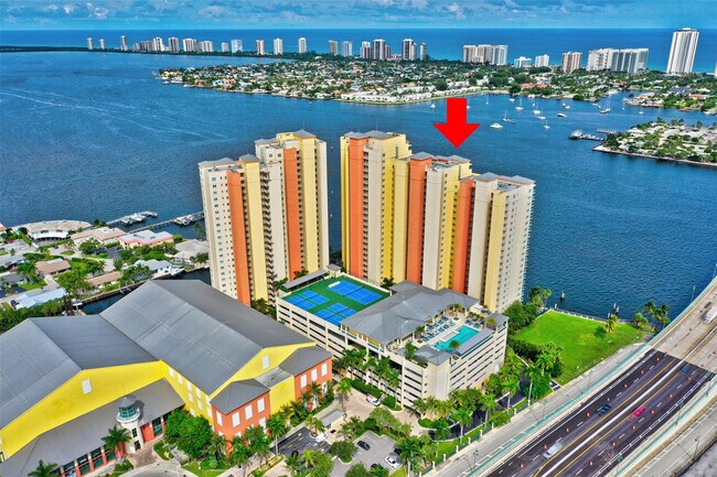 Building Photo - 2640 Lake Shore Dr