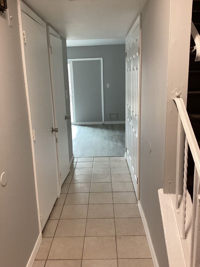 Building Photo - Three bedroom Townhouse  ready to rent