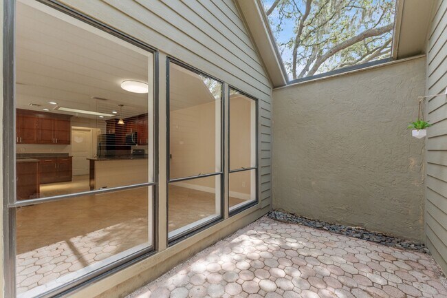 Building Photo - Stunning 3 BR/2 BA/2 Garage Single Family Home in  highly sought-after Sweetwater Oaks!