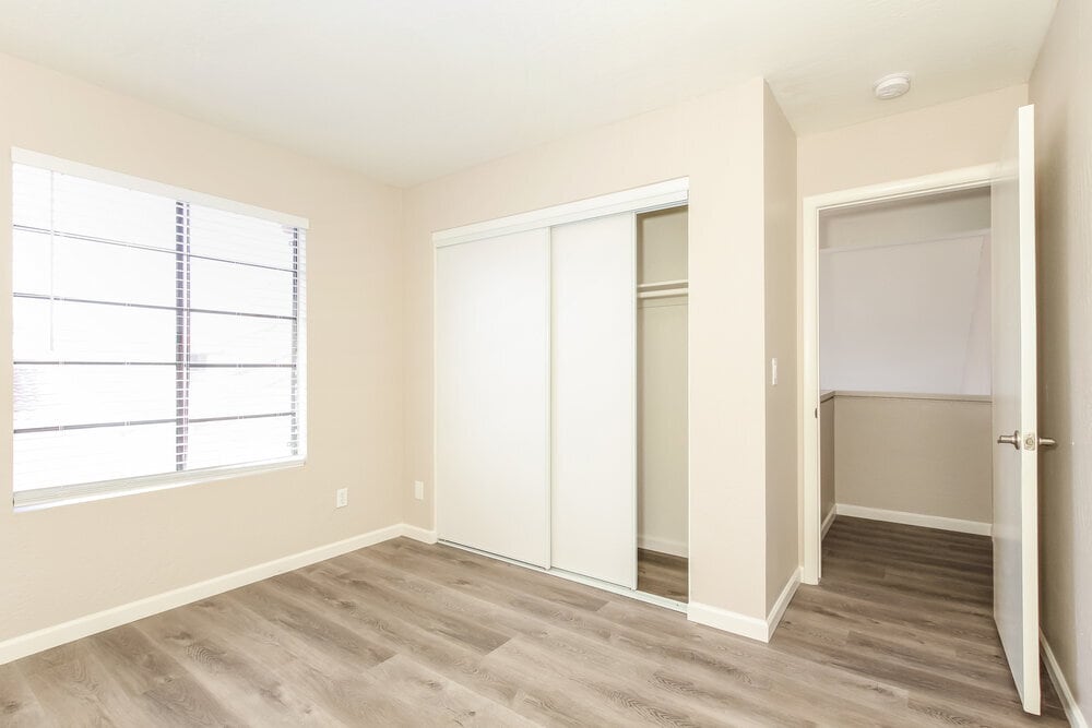 Building Photo - 4546 E Villa Theresa Dr