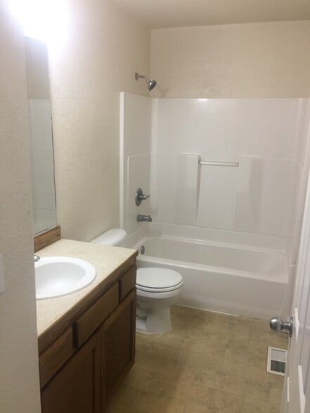Building Photo - 3400 Meadowbrook Cir