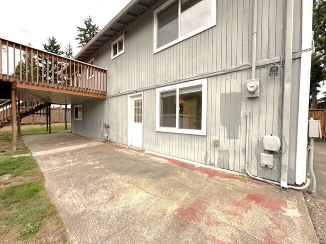 Building Photo - Updated 5 bedroom 2.5 bathroom home in Uni...