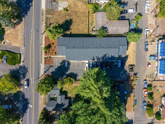 Building Photo - Recently remodeled 2 bedroom 1 bath unit! ...