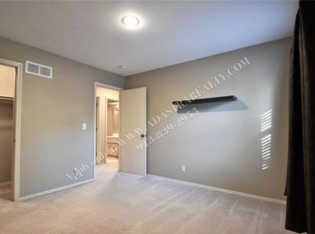 Building Photo - Adorable 3 Bed 2.5 Bath Duplex in Olathe-Available in JULY!!