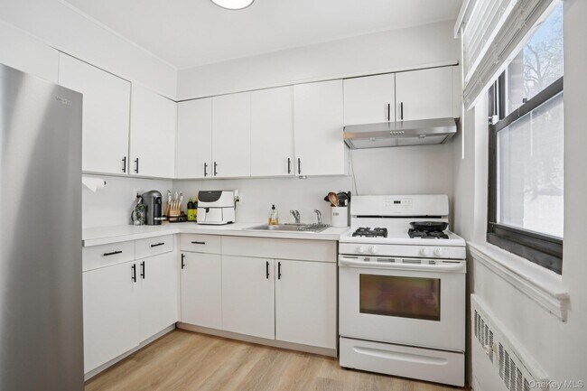 Building Photo - 23 Lawrence Dr