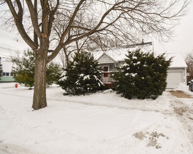 Primary Photo - 3 bedroom home on corner lot with beautiful hardwood floors!