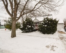 Building Photo - 3 bedroom home on corner lot with beautiful hardwood floors!