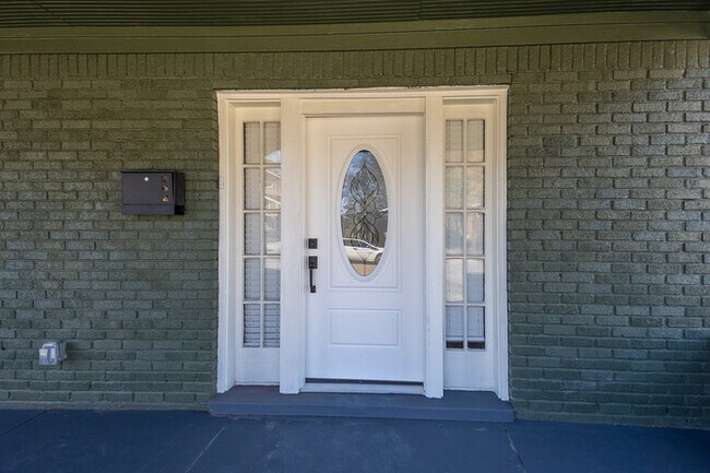 Building Photo - Updated Midtown charmer