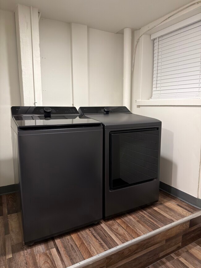 Washer/Dryer - 2011 Oregon Ave