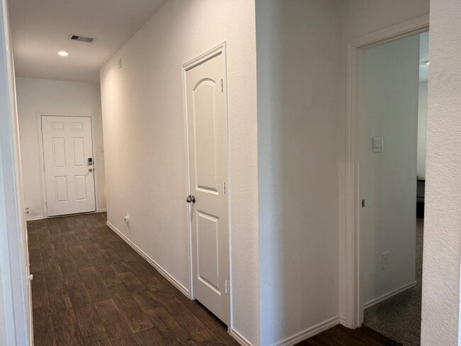 Building Photo - 2331 Gold Forsythia Ln