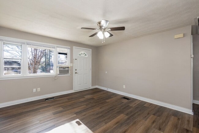 Building Photo - Cozy 3 Bedroom Downtown Apex Home