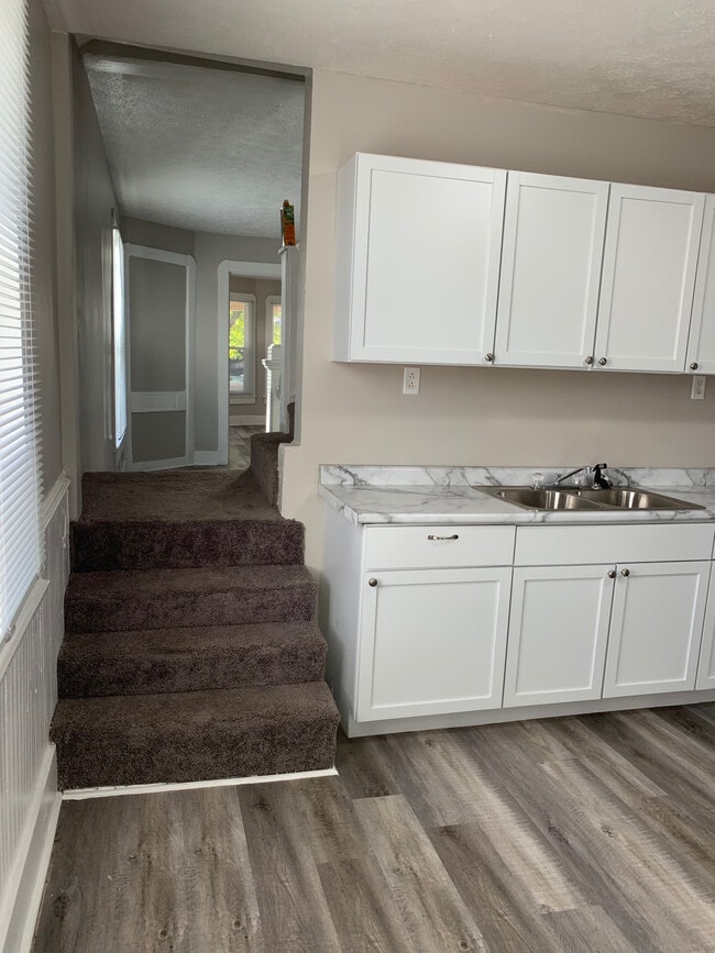 Building Photo - 1053 Villa Ave