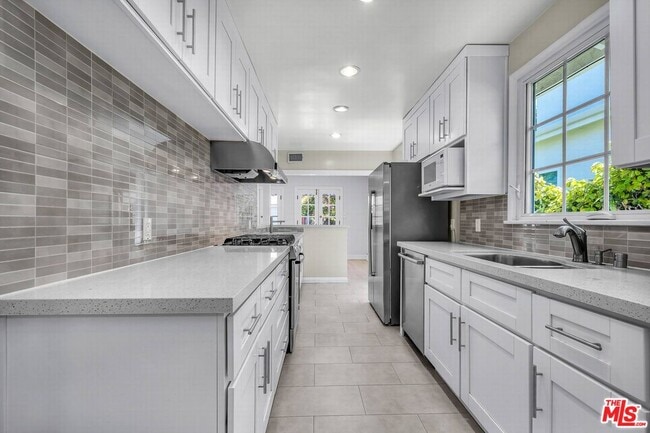 Building Photo - 11118 Franklin Ave