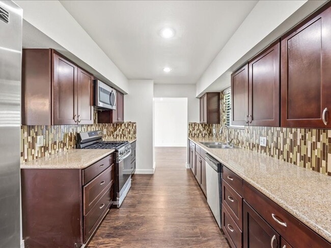 Building Photo - Spacious 3-Bedroom Home Near Medical Cente...