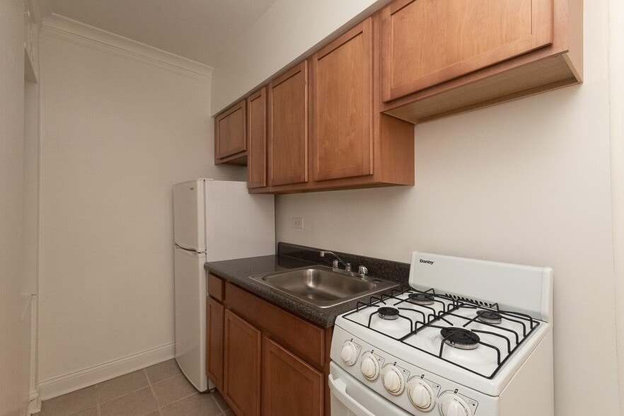 Building Photo - 4646 N Paulina St