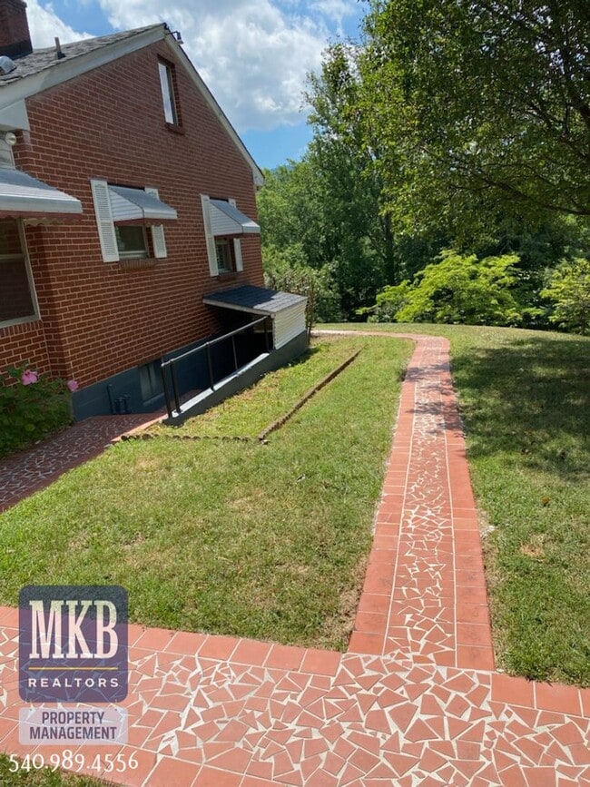 Building Photo - 2-Possibly 3 Bedroom completly remodeled h...