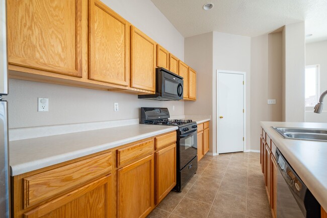 Building Photo - Sweet 2 Bedroom Condo Available Now!