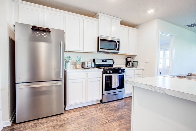 Building Photo - MOVE-IN READY 3/2 IN ENTRADA!