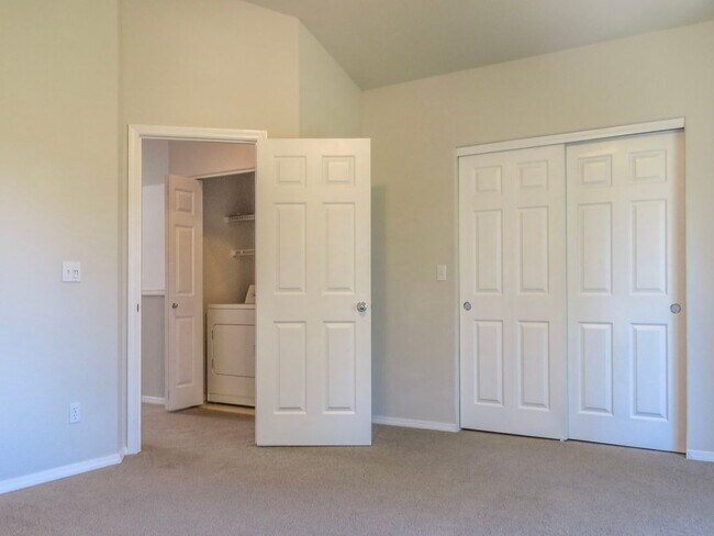 Building Photo - !!!! West Linn Townhome Available 3 Bedroo...