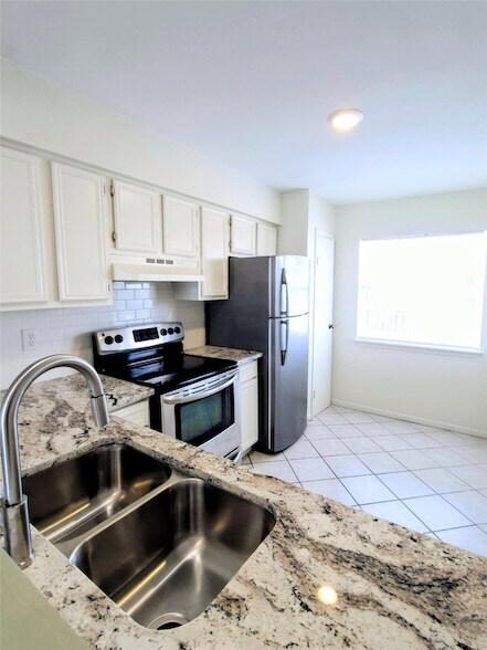 Building Photo - 500 Tiki Dr