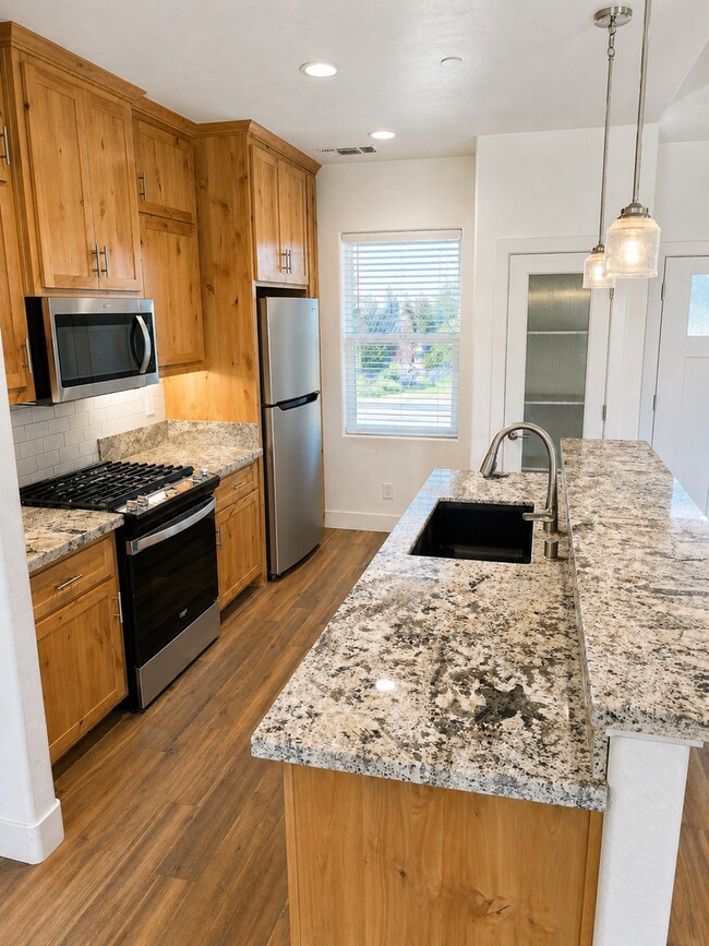 Building Photo - 3BR Home w/ 2-Car Garage, Tall ceilings & Upgraded Chef's Kitchen