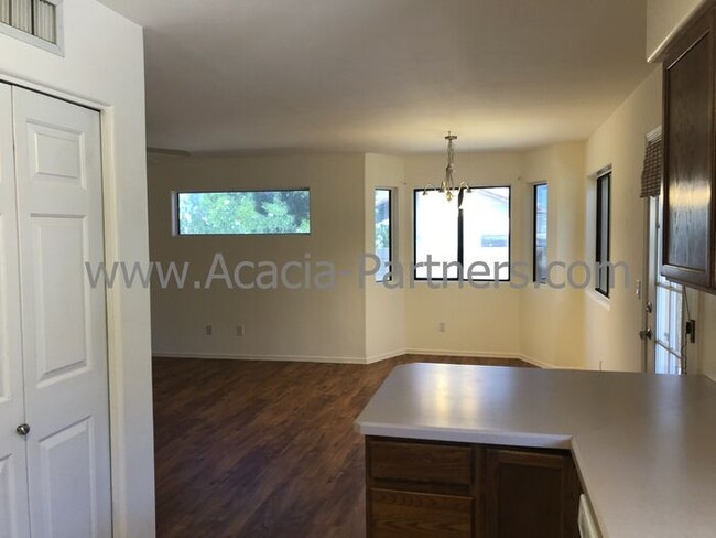 Building Photo - Three Bedroom in Silverado Hills