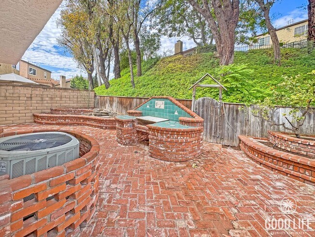 Building Photo - Beautiful 4Bd/2.5Ba Spacious Home in Mission Viejo w/Large Front & Back Yard!