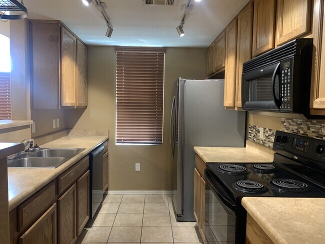 Kitchen - 3250 W Greenway Rd