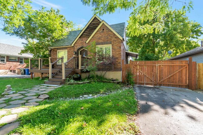 Building Photo - AVAILABLE NOW - Charming Sugar House Bungalow