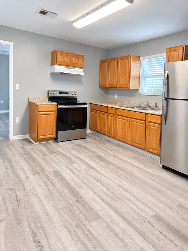Building Photo - 5130 Oak Dr