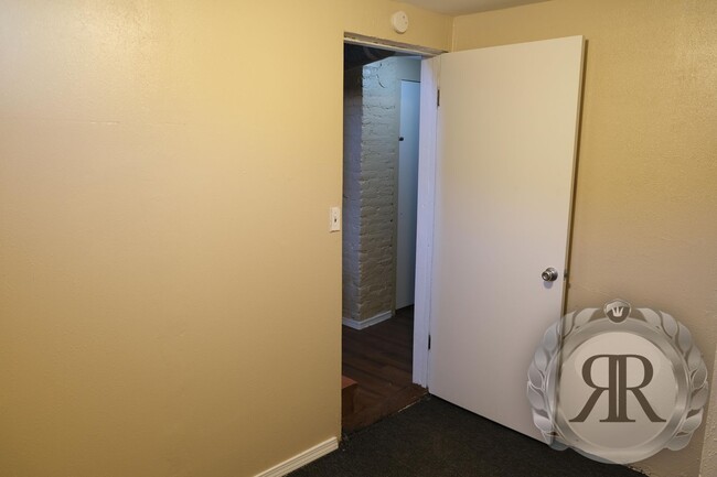 Building Photo - Gorgeous 4bd 1.5bt Home Next to YVC!