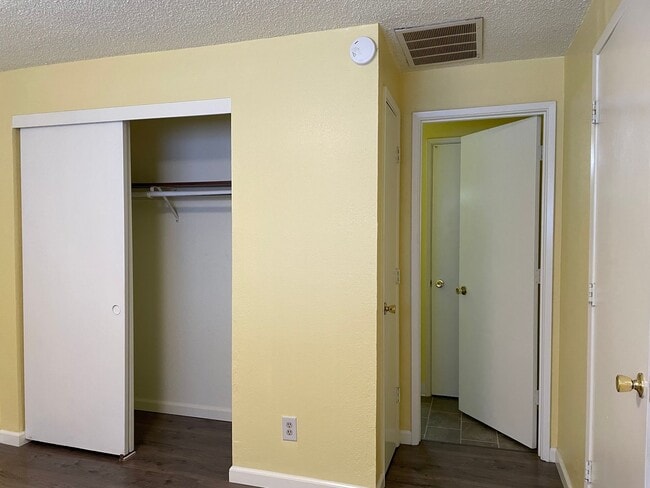 Building Photo - Great 1 bedroom, 1 bath cottage ~ nice quiet street