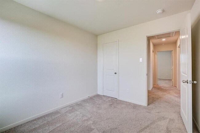 Building Photo - 221 Cres Park Dr