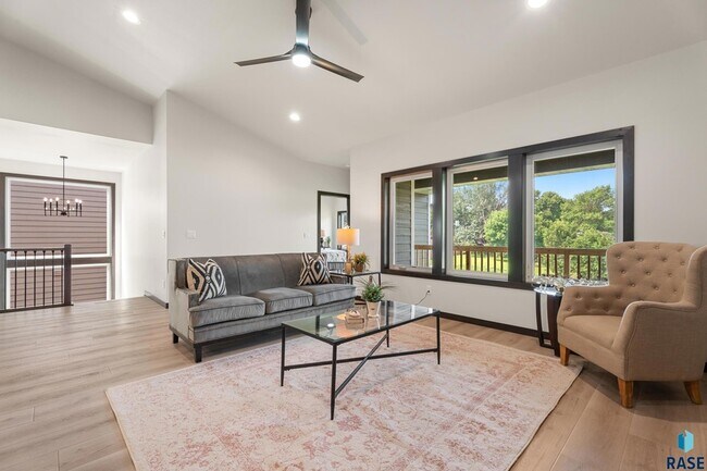 Building Photo - 1113 S Foss Ave