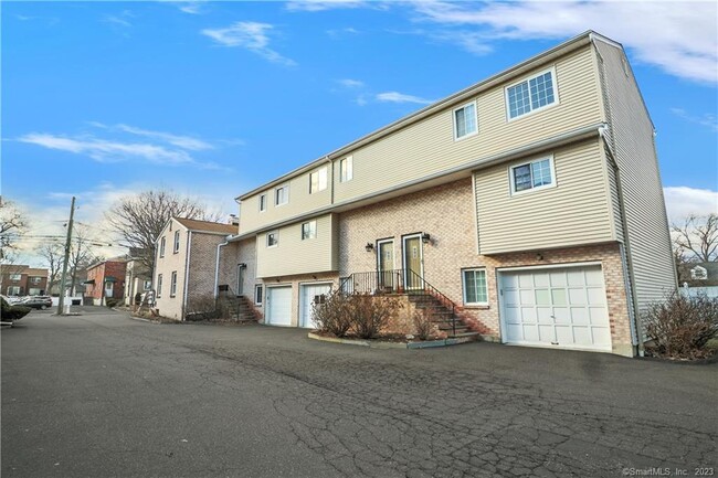 Building Photo - 73 Dora St