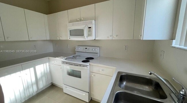 Building Photo - 390 NE 35th Ave