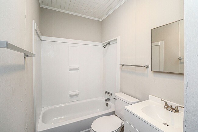 Building Photo - New Bern 505