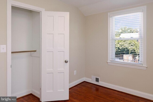 Building Photo - 632 Faraday Pl NE