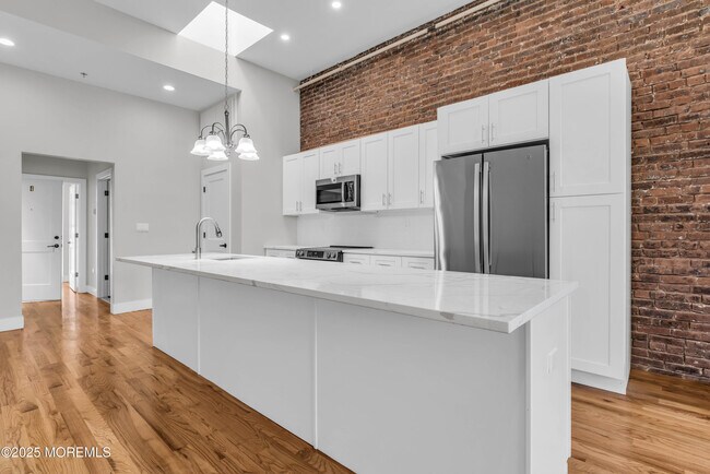 Building Photo - 7 Broad St