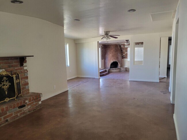 Building Photo - 3 bedroom/2 Bath with added Studio