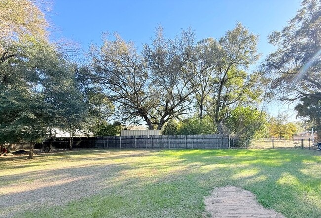 Building Photo - Spacious 3-Bedroom Home