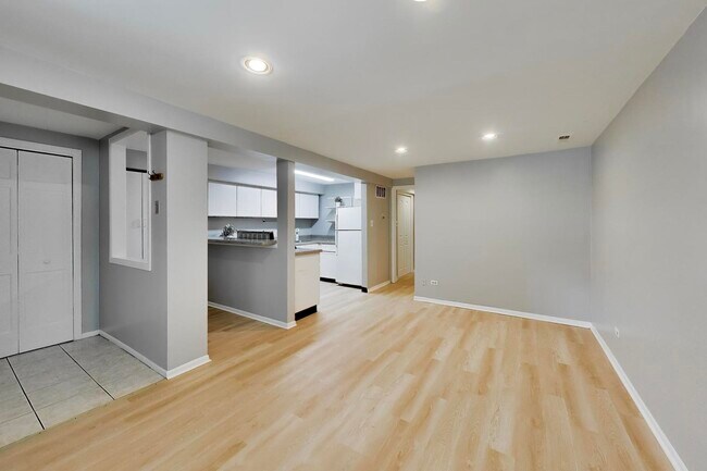 Building Photo - 1528 W Wellington Ave