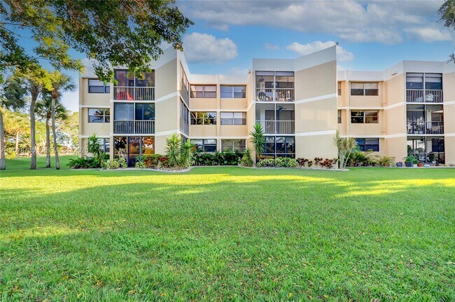 Building Photo - 16175 Golf Club Rd