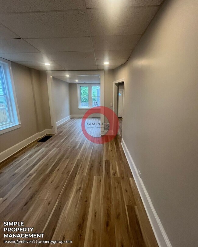 Building Photo - Massive 5 bedroom 1 bath house with fence ...
