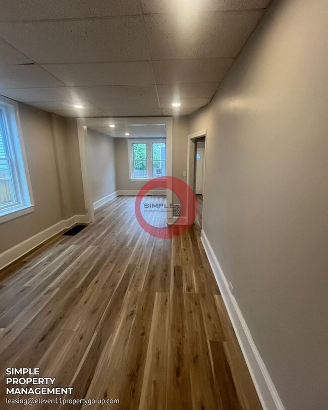 Building Photo - Massive 5 bedroom 1 bath house with fence in yard