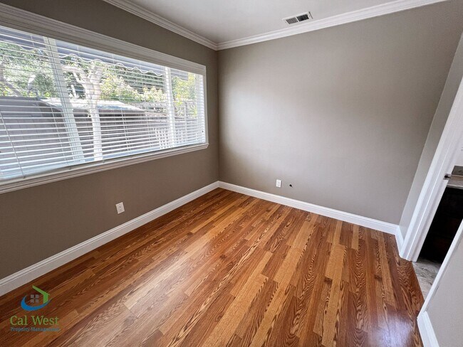 Building Photo - $4000 Beautiful Cottage Style 2 Bed 1 Bath...
